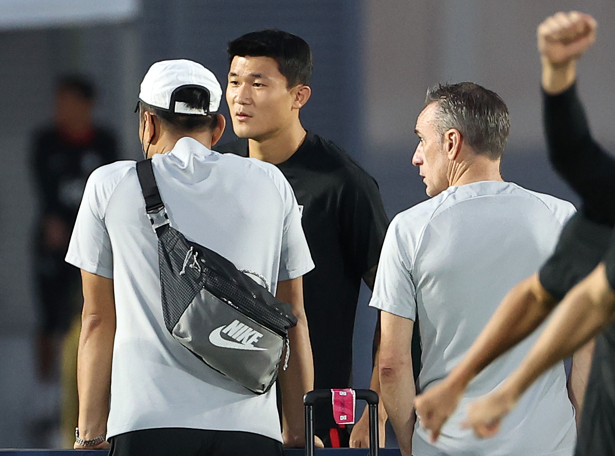 2022 카타르 월드컵 조별리그 3차전 포르투갈과 경기를 앞둔 한국 축구대표팀의 김민재가 29일(현지시간) 카타르 도하의 알에글라 훈련장에서 벤투 감독 등과 이야기를 나누고 있다. 연합뉴스