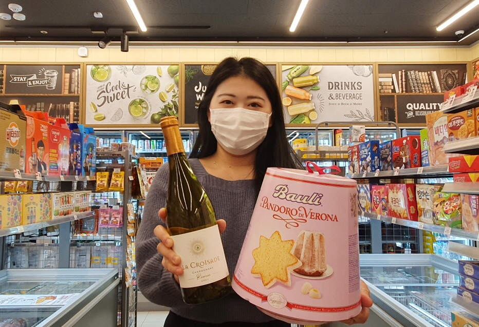 이마트24가 집에서 송년회를 즐기는 고객을 위해 와인, 양주, 맥주 등 주류부터 밀키트와 이색 디저트까지 연말 모임 관련 상품을 할인판매한다. [이마트24 제공]