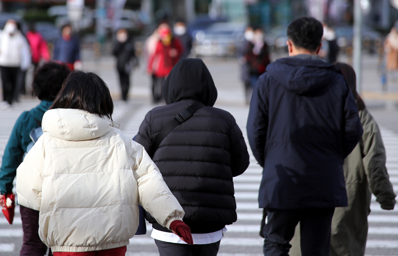 아침 기온이 어제보다 15&sim;20도가량 큰 폭으로 내려간 30일 오전 부산 도시철도 동래역 앞에서 두꺼운 외투를 입은 시민들이 서둘러 길을 건너고 있다. [연합]