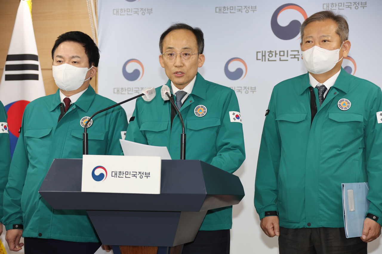 추경호 경제부총리 겸 기획재정부 장관이 29일 정부서울청사 브리핑실에서 원희룡 국토교통부 장관과 한동훈 법무부 장관, 이상민 행정안전부 장관, 이창양 산업통상자원부 장관, 이정식 고용노동부 장관, 조승환 해양수산부 장관, 방문규 국무조정실장, 윤희근 경찰청장 등이 배석한 가운데 열린 '화물연대 집단운송거부' 관련 관계부처 합동 브리핑에서 정부입장을 발표하고 있다. [연합]
