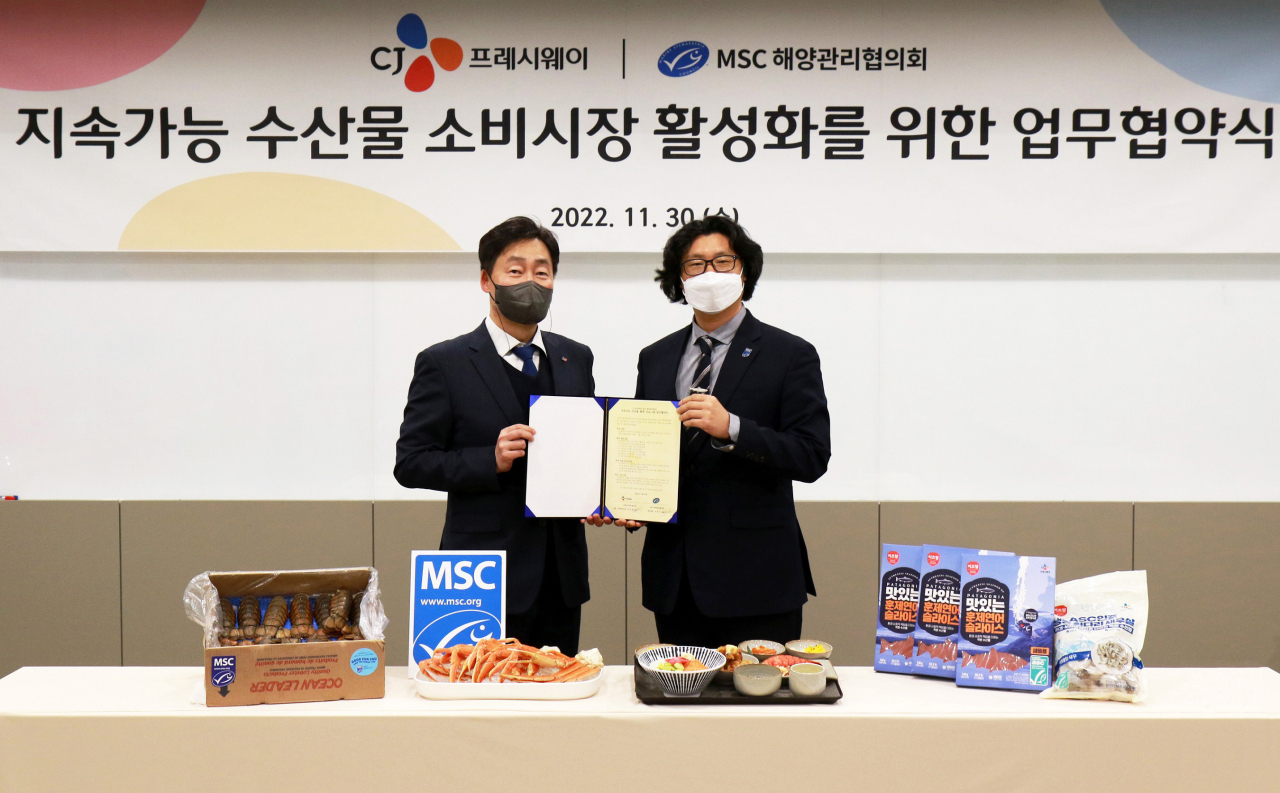 지난달 30일, 서울 마포구 CJ프레시웨이 본사에서 박선호 CJ프레시웨이 상품·마케팅본부장(왼쪽)과 서종석 MSC 한국 대표(오른쪽)가 업무협약 기념사진 촬영에 임하고 있다. [CJ프레시웨이 제공]