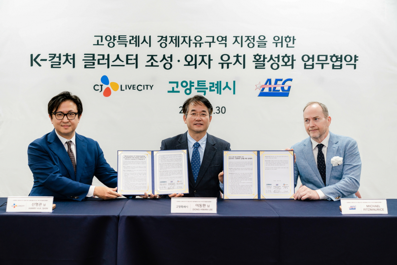 (왼쪽부터)신형관 CJ라이브시티 대표, 이동환 고양특례시장, 마이클 피츠모리스 AEG 아시아 부사장이 11월 30일 일본 오사카 우메다 스카이 빌딩에서 ‘K-컬처 클러스터 조성 및 외자 유치 활성화 업무협약’을 체결했다.