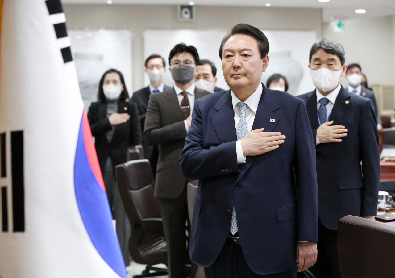 윤석열 대통령이 화물연대 집단운송거부 사태 관련 업무개시명령을 심의하기 위해 29일 서울 용산 대통령실 청사에서 열린 국무회의에 참석, 국기에 경례를 하고 있다. [연합]