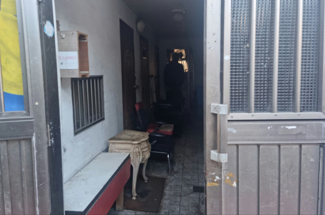 서울 지역 체감온도가 영하 15도까지 떨어진 지난달 30일 서울 영등포구 쪽방촌. 최근 경유 가격이 폭등하면서 등유로 작동하는 기름 보일러 사용이 어려워졌다. 김빛나 기자