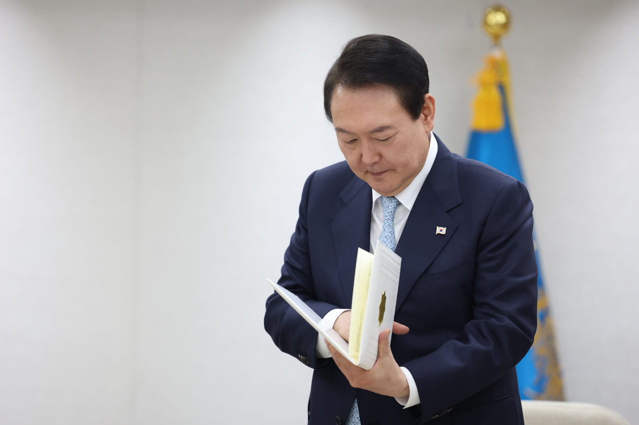 윤석열 대통령이 지난달 29일 서울 용산 대통령실 청사에서 구르반굴리 베르디무하메도프 투르크메니스탄 상원의장을 접견, 투르크메니스탄 방문을 초청하는 세르다르 베르디무하메도프 투르크메니스탄 대통령의 친서를 전달받고 있다. [연합]