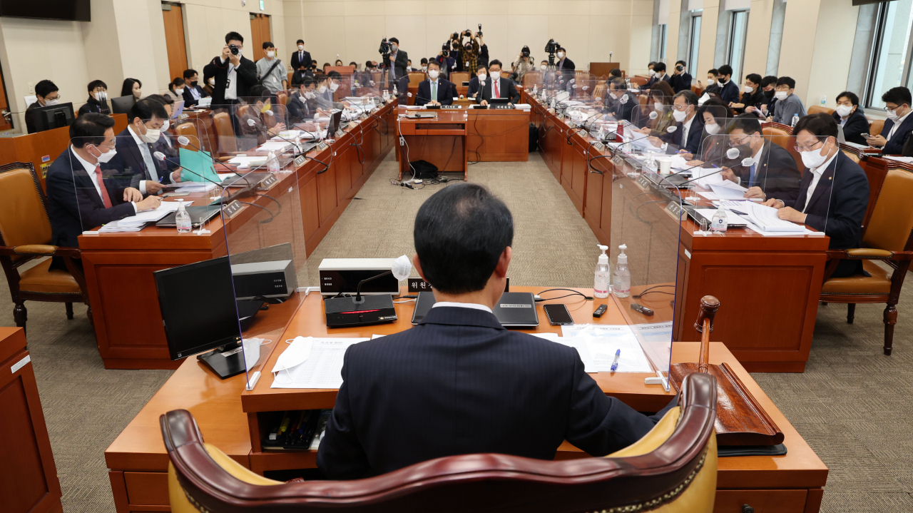 류성걸 기재위 조세소위 위원장이 11월 21일 오후 서울 여의도 국회에서 열린 기재위 조세소위원회에서 의사봉을 두드리고 있다. [연합]