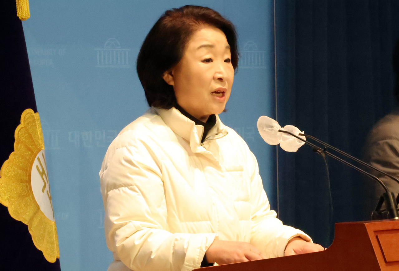 정의당 심상정 의원이 1일 국회 소통관에서 화물자동차 운수사업법 업무개시명령 삭제 개정안 발의 기자회견을 하고 있다. 연합뉴스