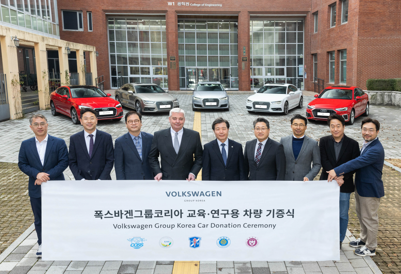 폭스바겐그룹코리아가 지난달 29일 교육부 추진 혁신공유대학 미래차 컨소시엄 참여 대학 4곳에 ‘아우디 A7 55 TDI 콰트로’ 등 총 5개 모델을 기증하고, 대학 관계자들과 기념 촬영을 하고 있다. [폭스바겐그룹코리아 제공]