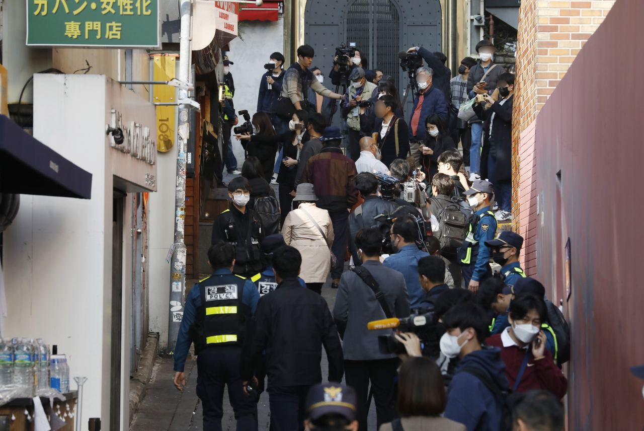 지난달 11일 취재진 등이 통제선이 제거된 서울 용산구 이태원역 인근 참사 현장을 돌아보고 있다. [연합]