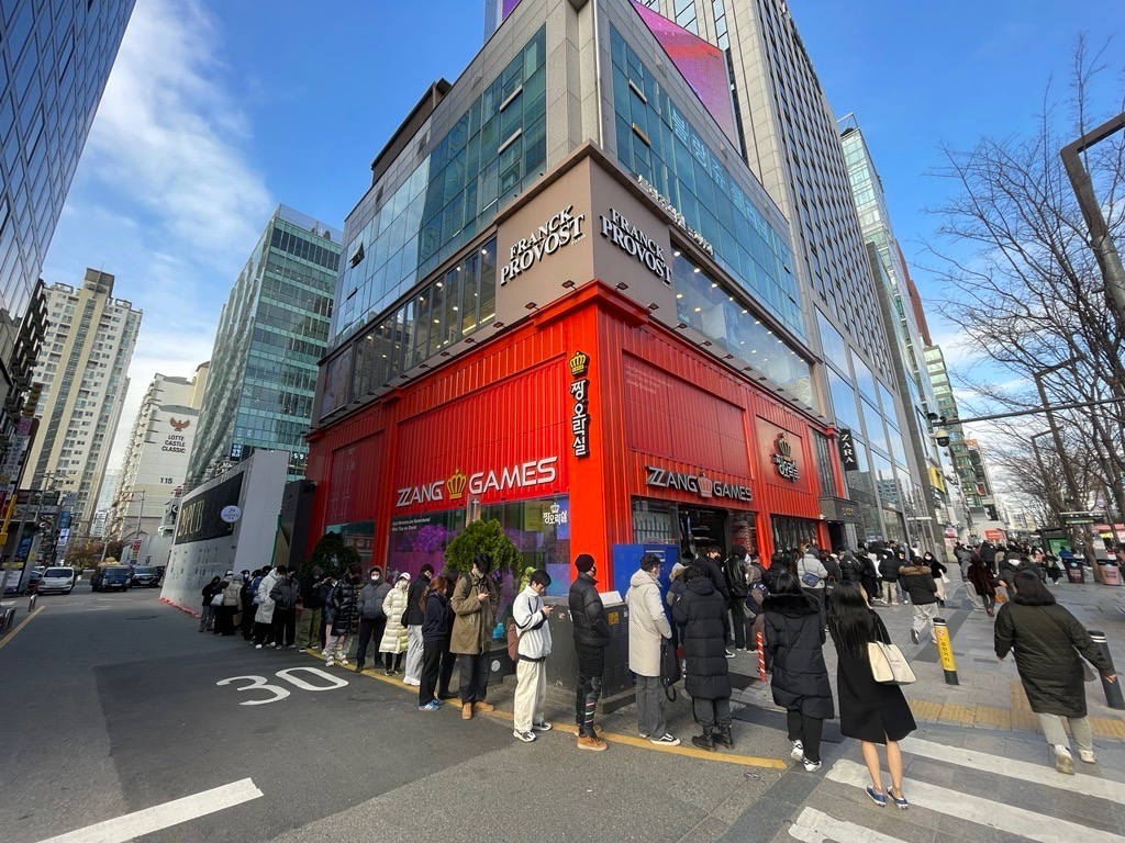 1일 오전 10시께 서울 서초구 자라 강남역점 앞 ‘자라X아더에러’ 컬렉션 구매를 위해 사람들이 줄을 서 있다. [자라 제공]