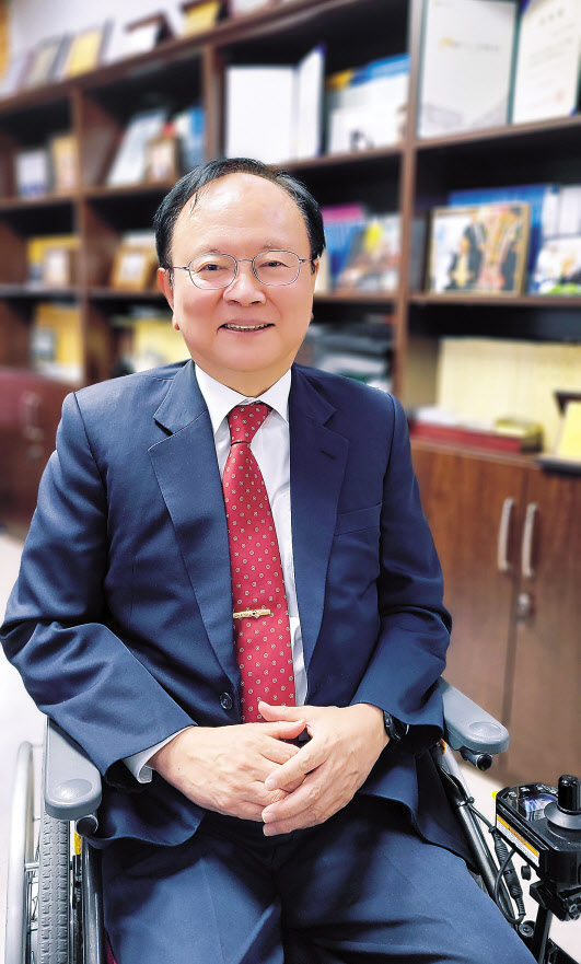 이기광 변호사가 대구 법무법인 중원 사무실에서 인터뷰하고 있다. 이 변호사는 32년간의 판사생활을 마치고 2018년 변호사로 개업했다. 좌영길 기자