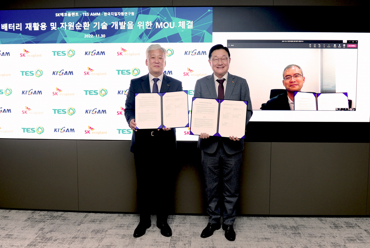 SK에코플랜트는 지난달 30일 서울 종로구 수송동 본사에서 전기·전자폐기물(E-waste) 리사이클링 전문기업 테스, 한국지질자원연구원과 함께 ‘배터리 재활용을 포함한 자원순환 공동기술 개발‘을 위한 협약(MOU)을 체결했다고 밝혔다. 사진은 김병권 SK에코플랜트 에코랩 대표(가운데)와 이대혁 테스 총괄(오른쪽), 이평구 한국지질자원연구원 원장(왼쪽)이 협약 체결 후 기념촬영을 하는 모습. [SK에코플랜트 제공]
