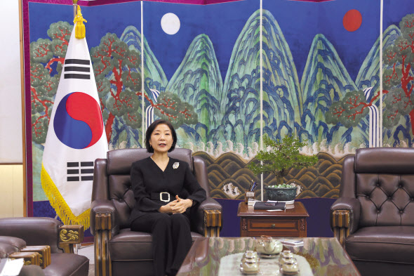 오영주 주베트남 대한민국 대사가 지난 22일(현지시간) 베트남 하노이에 위치한 주베트남 대한민국 대사관에서 헤럴드경제와 인터뷰를 하고 있다. [헤럴드경제]