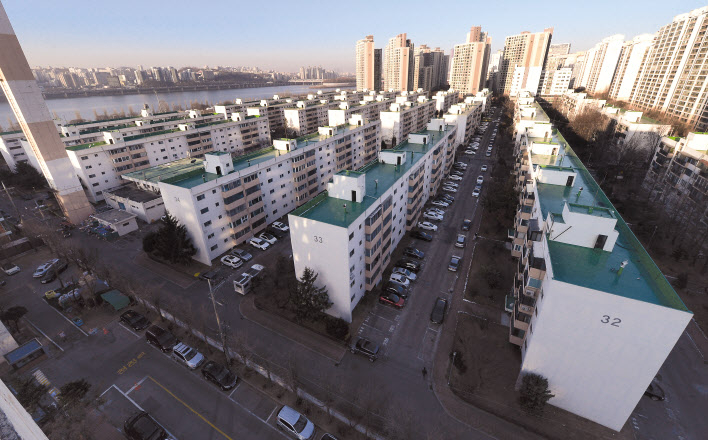 서울 용산구 동부이촌동의 한강맨션 전경. 박해묵 기자