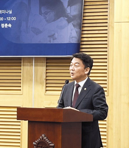 국회의원회관에서 열린 ‘융합형 의사과학자 양성을 위한 국가 전략 국회 대토론회’에 참석한 이광형(위쪽) 카이스트 총장과 안철수 국민의힘 의원 주소현 기자·카이스트 제공