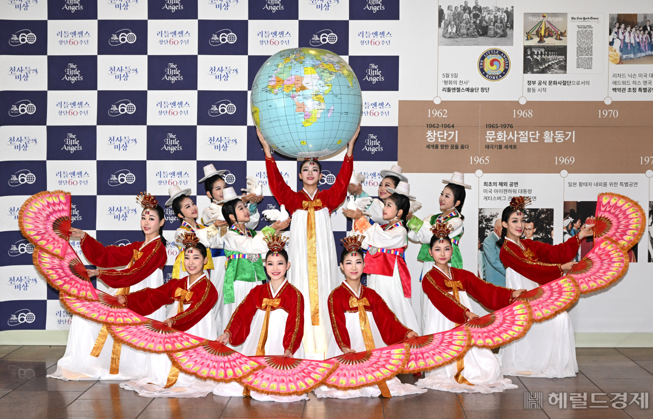 리틀엔젤스예술단이 창단 60주년 기념공연 '천사들의 비상' 공연을 선보이는 가운데 1일 서울 종로구 세종문화회관에서 리틀엔젤스예술단 단원들이 평화 기원 퍼포먼스를 펼쳐보이고 있다. 임세준 기자