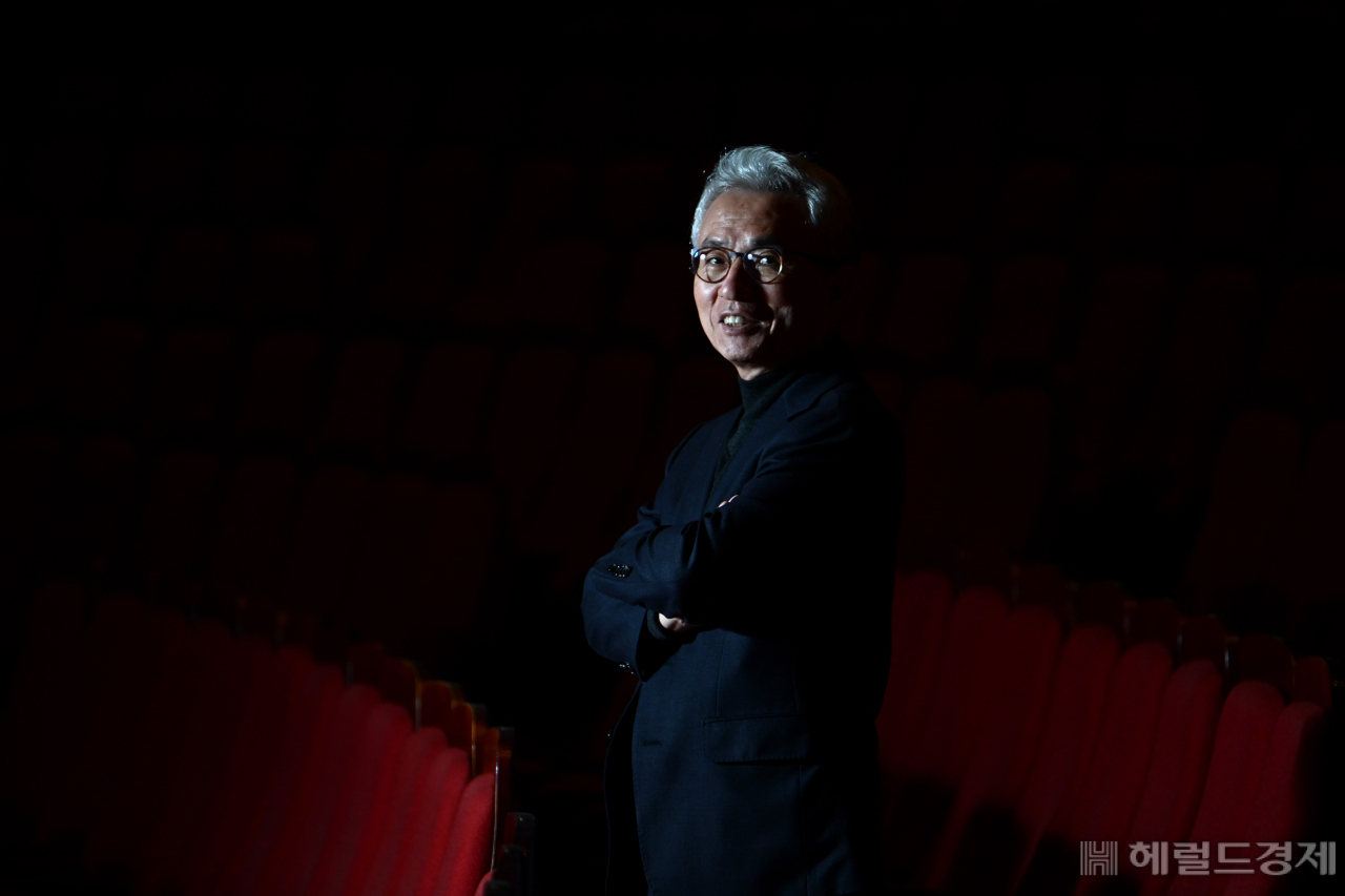 예술의전당부터 국립극장까지, 40년 가까이 극장에서 보내온 ‘극장 전문가’ 안호상은 지난해 10월 세종문화회관 사장으로 취임하며 혁신에 가까운 변화를 시도했다. 체질 개선을 위해 예술단 중심의 제작극장으로의 변화, 재정비된 하드웨어 구축을 천명했다. 안호상 사장은 “아직은 숨고르기 중이지만, 많은 변화와 가능성을 발견했다. 희망을 가지고 내년을 기다리고 있다”고 말했다. 임세준 기자