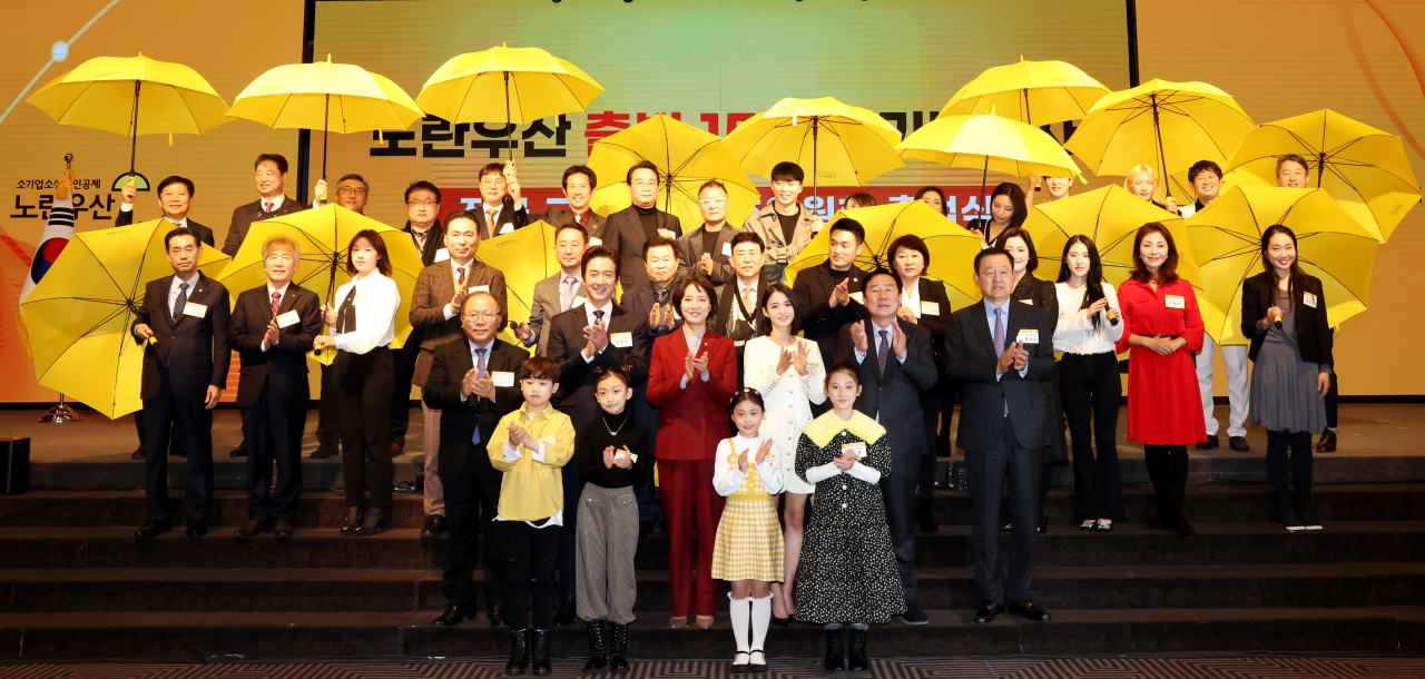 두번째줄 왼쪽 2번째부터 탤런트 정준호(노란우산 홍보모델), 이영 중기부 장관, 탤런트 남보라(노란우산 홍보모델), 김기문 중기중앙회장.[중기중앙회 제공]