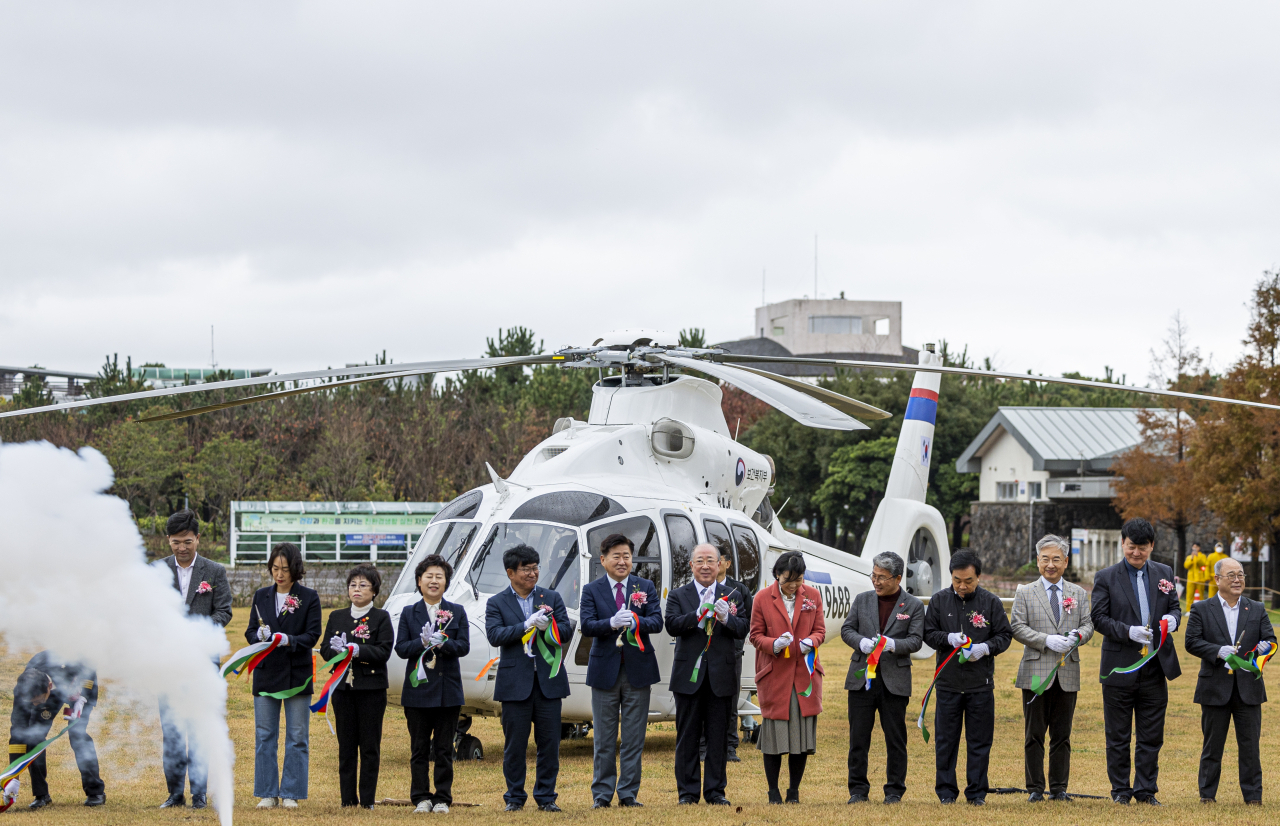 지난달 29일 열린 소형민수헬기(LCH) 제주 닥터헬기 출범식에서 관계자들이 테이프 커팅식을 하고 있다. [KAI 제공]