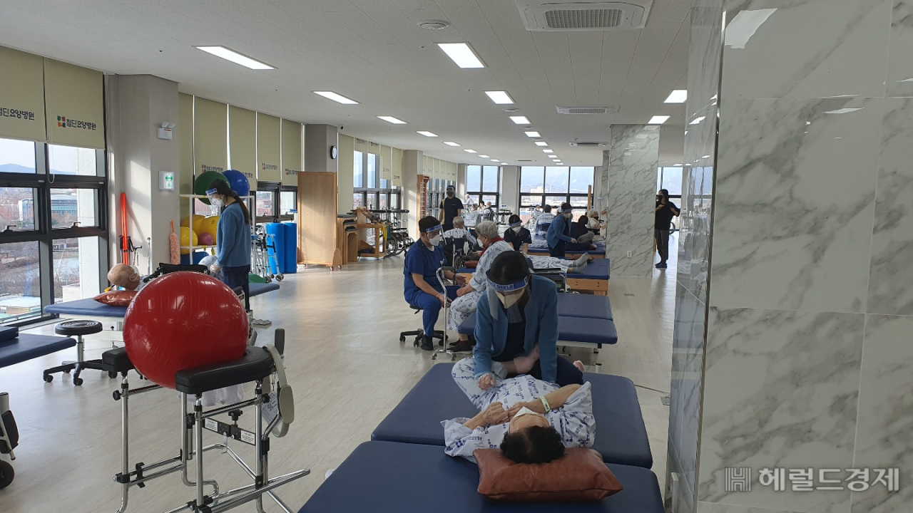 병원은 의료진 공동진료를 통해 노인성 질환의 진단, 치료, 재활까지 종합적인 서비스를 제공하고 있다. 서인주 기자