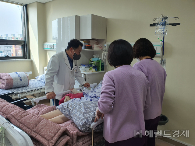 첨단재활요양병원 의료진들은 공동진료를 통해 종합적인 서비스를 제공하고 있다.