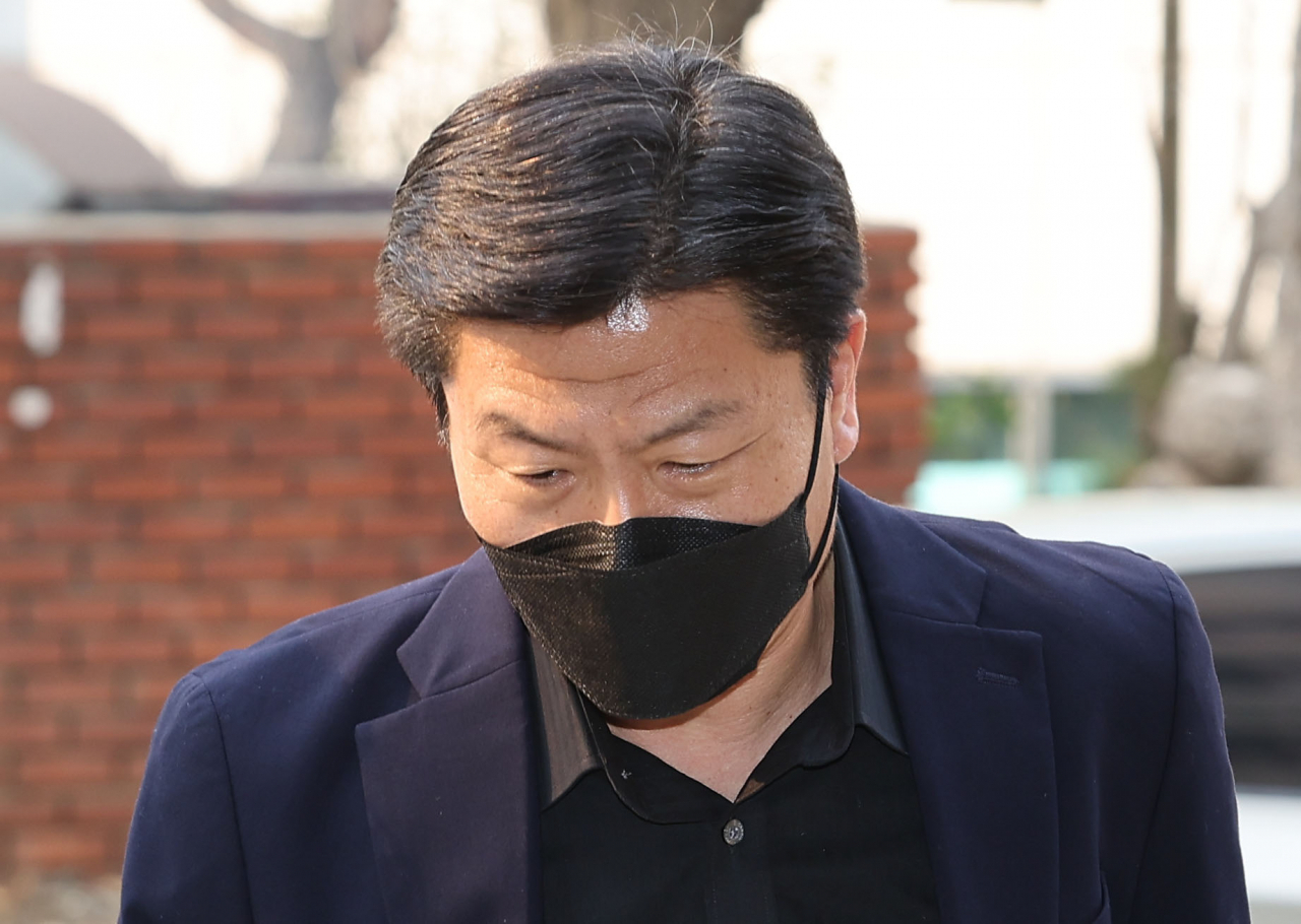 이임재 전 용산경찰서장이 조사받기 위해 지난달 24일 오후 서울 마포구 이태원 사고 특별수사본부(특수본)로 들어서며 취재진의 질문을 받고 있다. [연합]