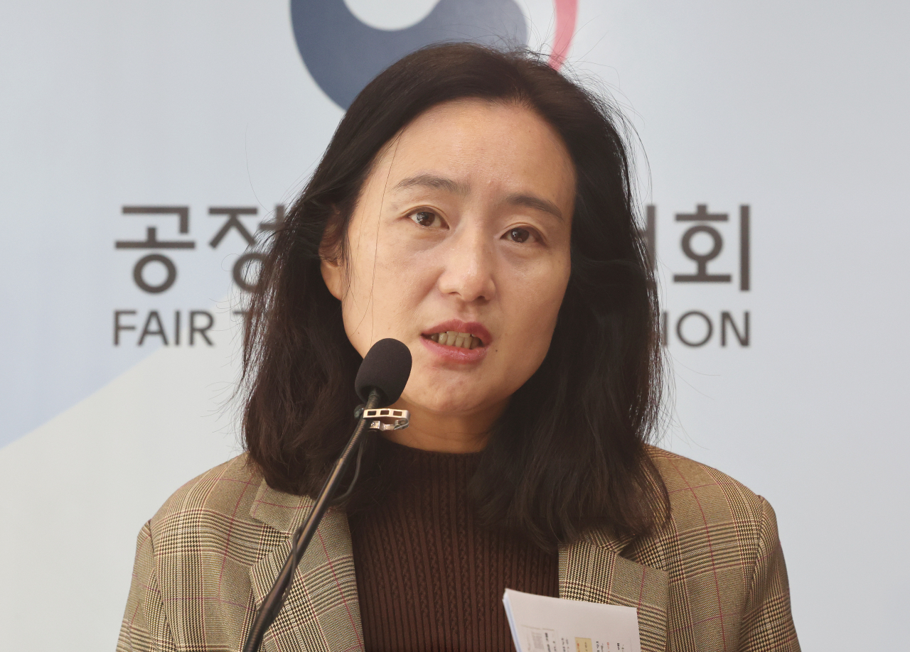 민혜영 공정거래위원회 기업집단정책과장이 1일 오전 세종시 정부세종청사에서 2022년 공시대상기업집단 내부거래 현황 공개 및 상표권거래와 관련해 브리핑하고 있다. 연합뉴스