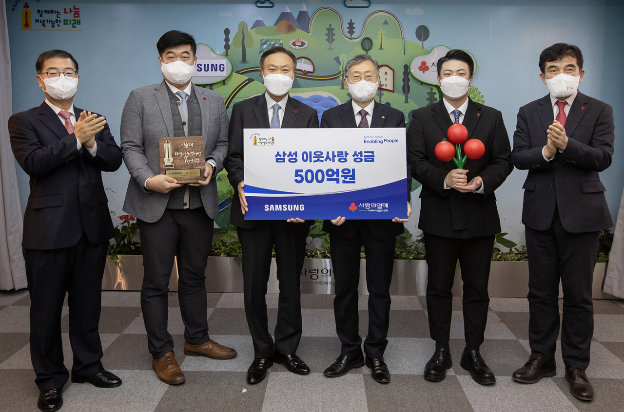 삼성은 1일 서울 중구 소재 사회복지공동모금회관에서 이웃사랑성금 전달식을 갖고 성금 500억원을 사회복지공동모금회에 기탁 했다. (왼쪽부터) 제현웅 글로벌리서치 CSR연구실 부사장, 황준 삼성전자 사원대표, 최영무 삼성사회공헌업무총괄 사장, 조흥식 사회복지공동모금회 회장, 최장원 삼성전자 사원대표, 황인식 사회복지공동모금회 사무총장 [삼성전자 제공]