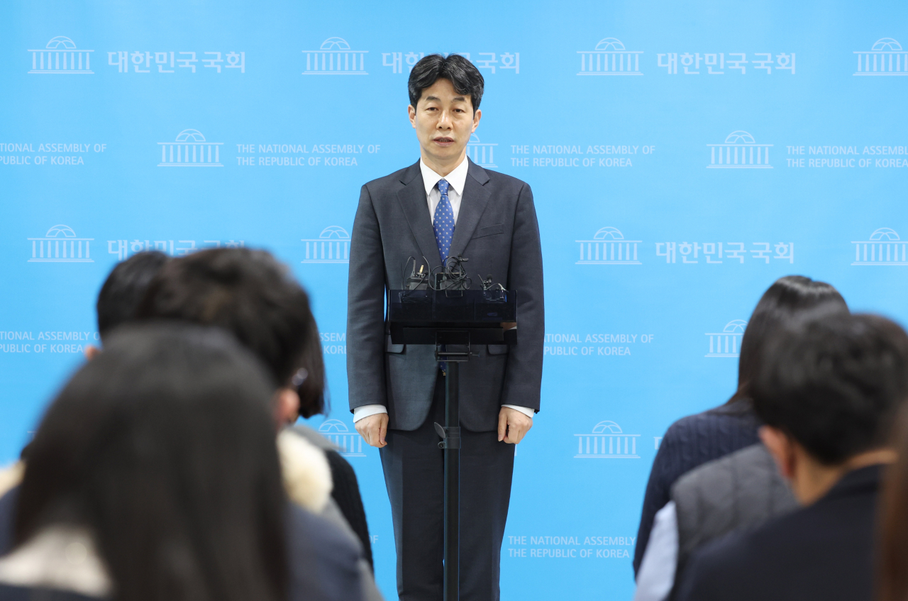 더불어민주당 윤건영 의원이 1일 오후 국회 소통관에서 문재인 전 대통령의 서해피격수사에 대한 공식입장문을 발표한 뒤 취재진의 질문에 답하고 있다. 연합뉴스