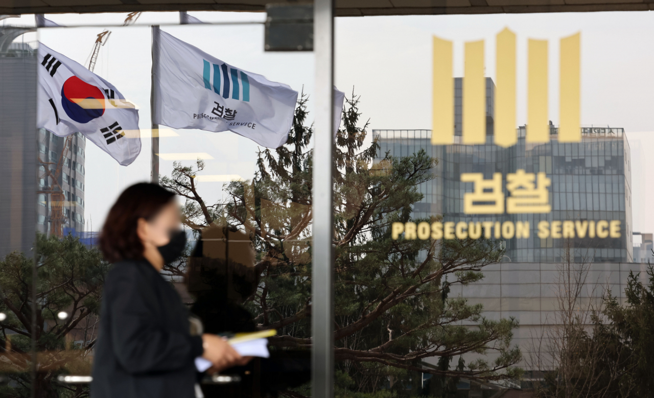 '서해 공무원 피격 사건'을 수사 중인 서울중앙지검 공공수사1부가 문재인 정부의 대북안보라인 최고 책임자였던 서훈 전 국가안보실장에 대해 구속영장을 청구한 지난달 29일 서초구 서울중앙지검 모습. 서 전 실장은 해양수산부 공무원 고 이대준 씨가 북한군에 살해된 이튿날인 2020년 9월 23일 오전 1시께 열린 관계장관회의에서 이씨의 '자진 월북'을 속단하고 이와 배치되는 기밀 첩보를 삭제하도록 관계부처에 지시한 혐의(직권남용권리행사방해)를 받는다. 연합뉴스