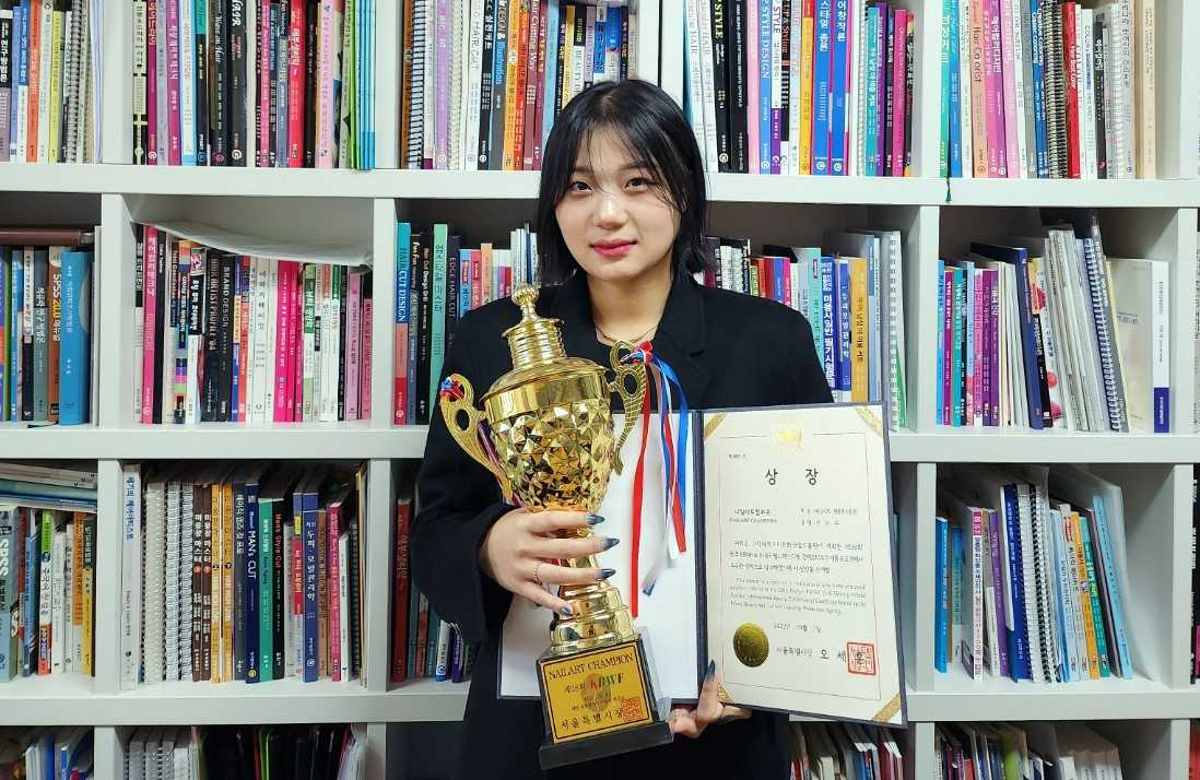 안지우 학생이 최근 국제 규모 뷰티경진대회에서 ‘대상’과 ‘서울특별시장상’을 잇달아 수상했다.