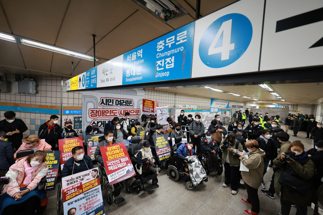지난달 21일 오후 서울 4호선 삼각지역에서 전국장애인차별철폐연대 등 단체 관계자들이 장애인권리예산 확보를 위한 농성선포 결의대회를 하고 있다. [연합]