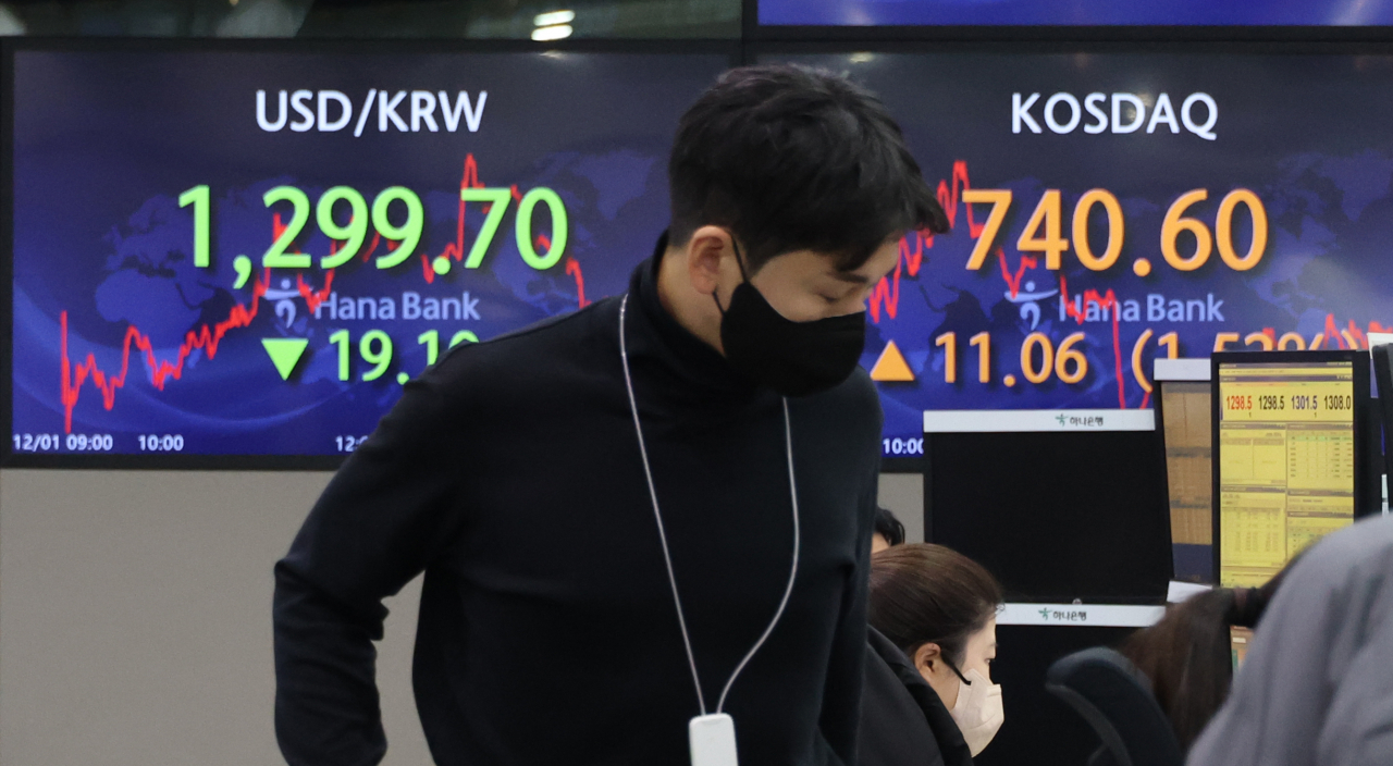 1일 서울 중구 명동 하나은행 본점 딜링룸 모습. 연합뉴스