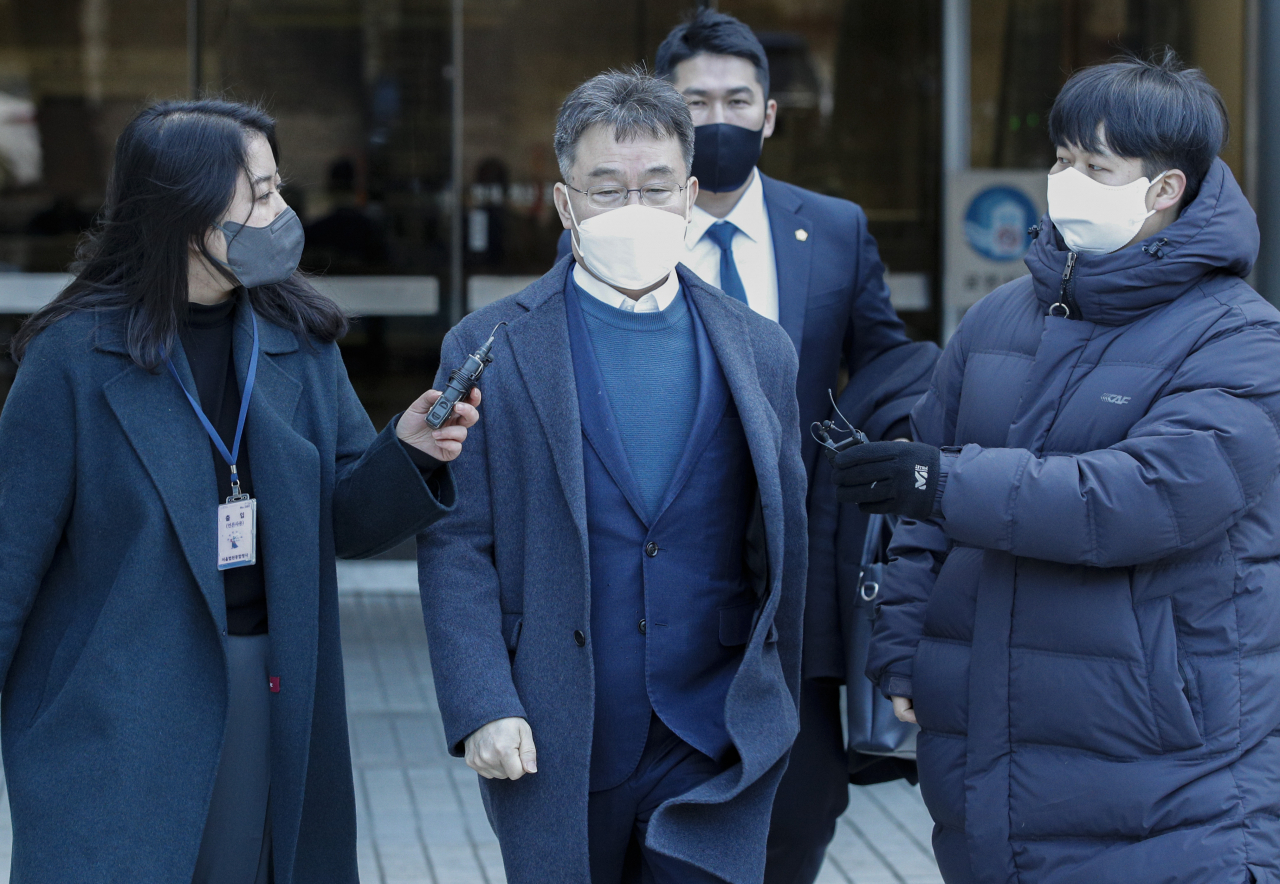 화천대유자산관리 대주주 김만배 씨(가운데). [연합]