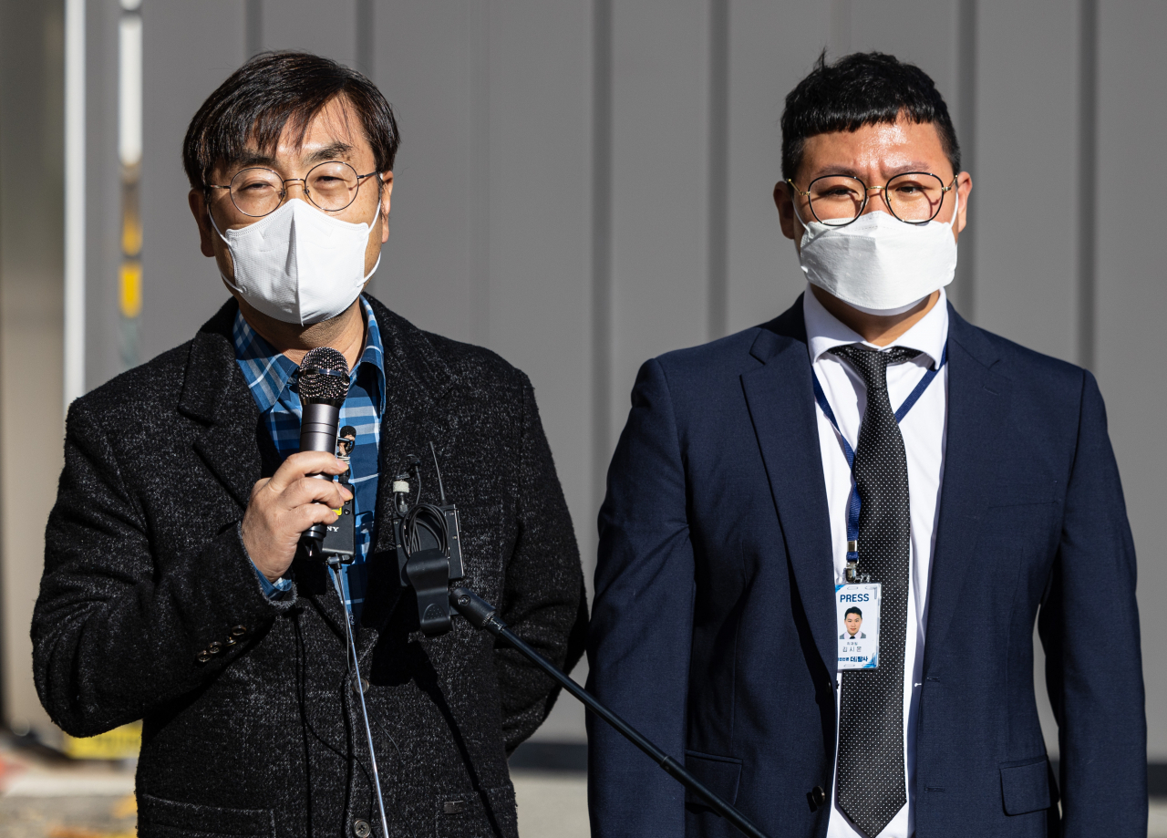 한동훈 법무부 장관을 스토킹한 혐의로 고소된 '시민언론 더탐사' 소속의 강진구 기자(왼쪽)와 PD 등 관계자들이 4일 오후 서울 강남구 수서경찰서에 피의자 조사를 받기 위해 출두하기 전 기자회견을 하고 있다. [연합]