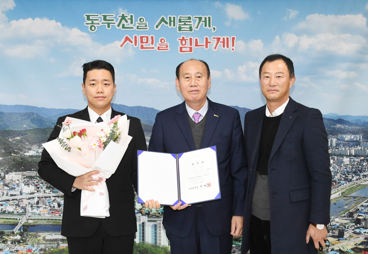 동두천시 12월 ‘1일 명예시장’에 위촉된 유성민(왼쪽 첫번째) 동양대학생