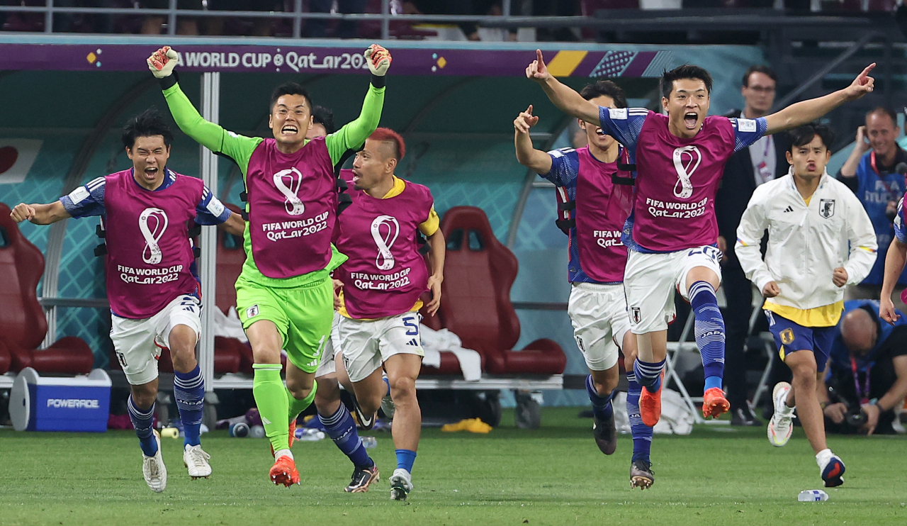2일 오전(한국시간) 카타르 알라이얀의 칼리파 인터내셔널 스타디움에서 열린 2022 카타르 월드컵 조별리그 E조 3차전 일본과 스페인 경기. 2-1 승리를 거둔 일본 선수들이 경기 종료 뒤 환호하고 있다. [연합]