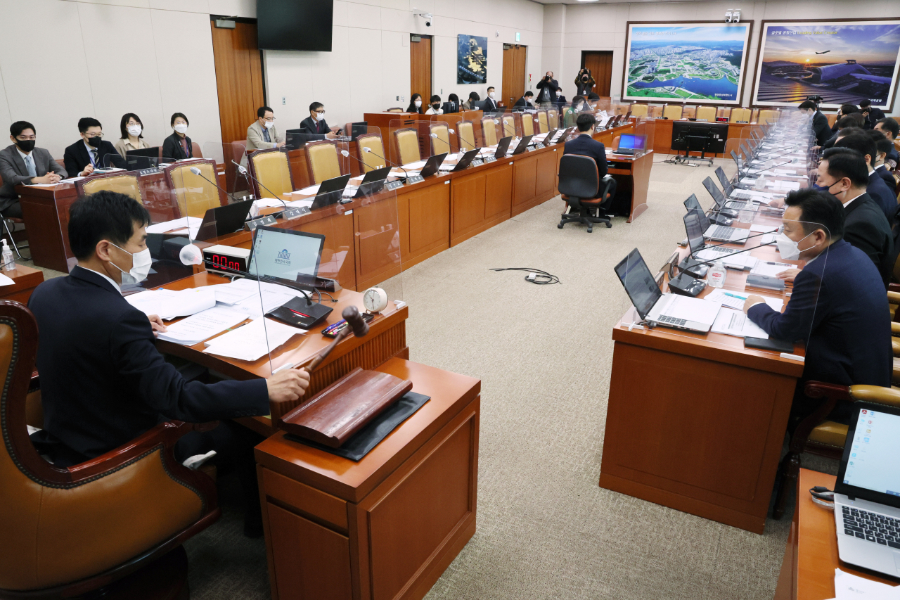 24일 오전 국회에서 열린 국토교통위원회 전체회의에서 여당의 불참 속에 이른바 '이재명표 예산'인 공공임대주택 예산 등이 더불어민주당 단독으로 처리되고 있다. 연합뉴스