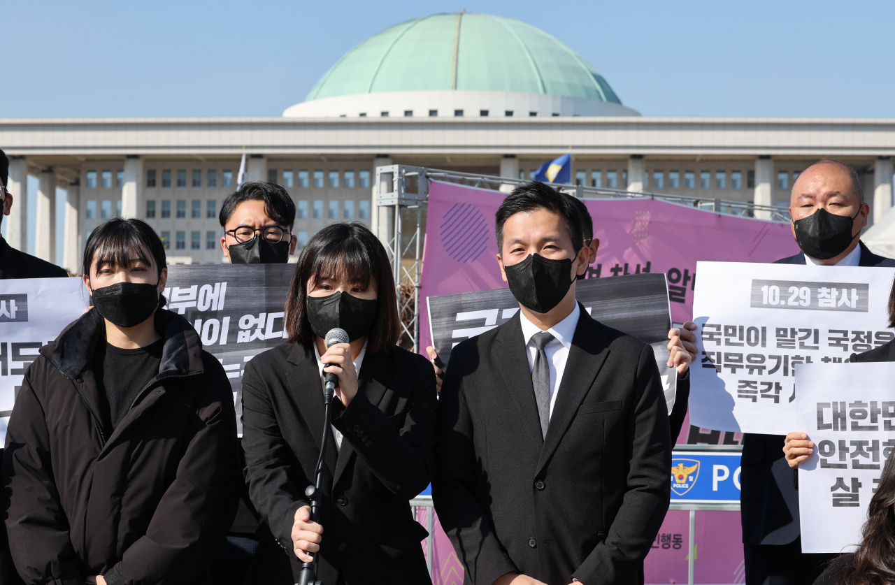 더불어민주당 박지현 전 비상대책위원장과 청년 당원들이 6일 국회 정문 앞에서 '이태원 참사 진상규명 촉구 기자회견'을 하고 있다. 연합뉴스