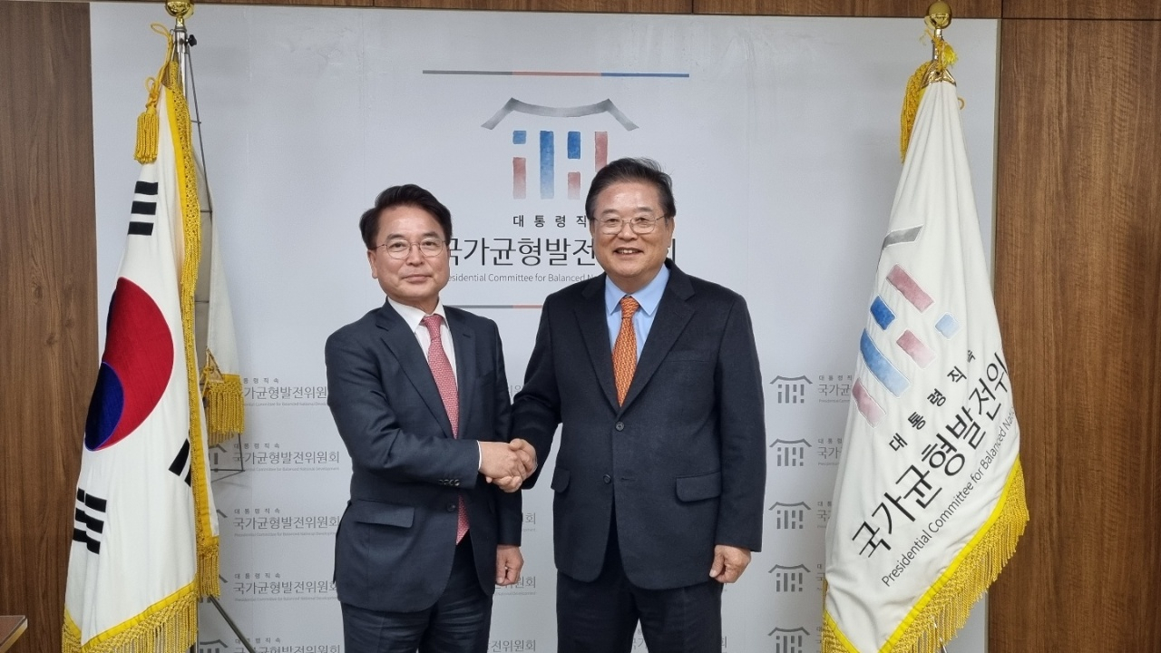 육동한(왼쪽) 춘천시장, 우동기 국가균형발전위원장 면담