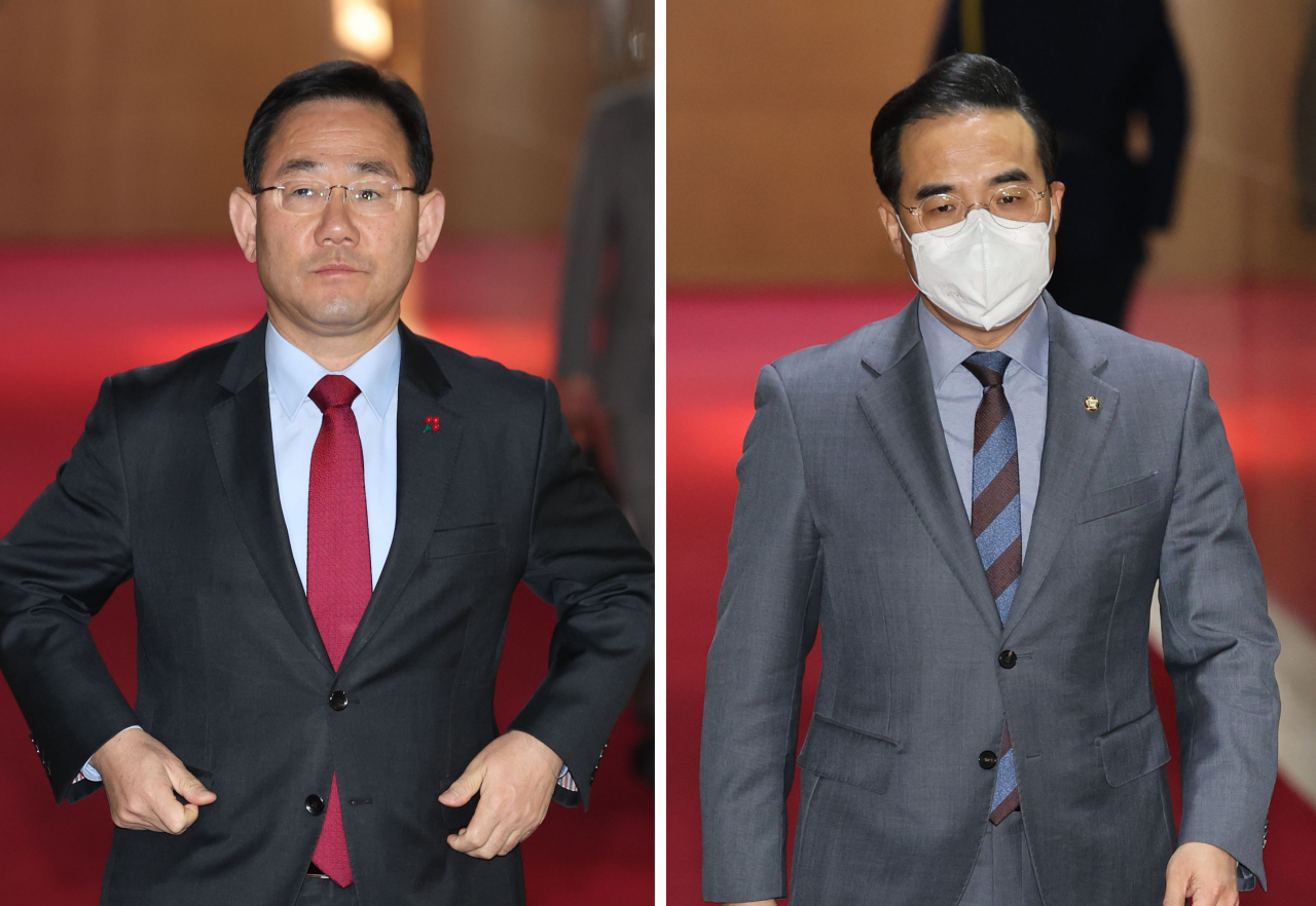 주호영 국민의힘 원내대표(왼쪽)와 박홍근 더불어민주당 원내대표가 1일 오전 국회의장 주재 여야 원내대표 회동을 마치고 서울 여의도 국회 의장실에서 나오고 있다. [연합]