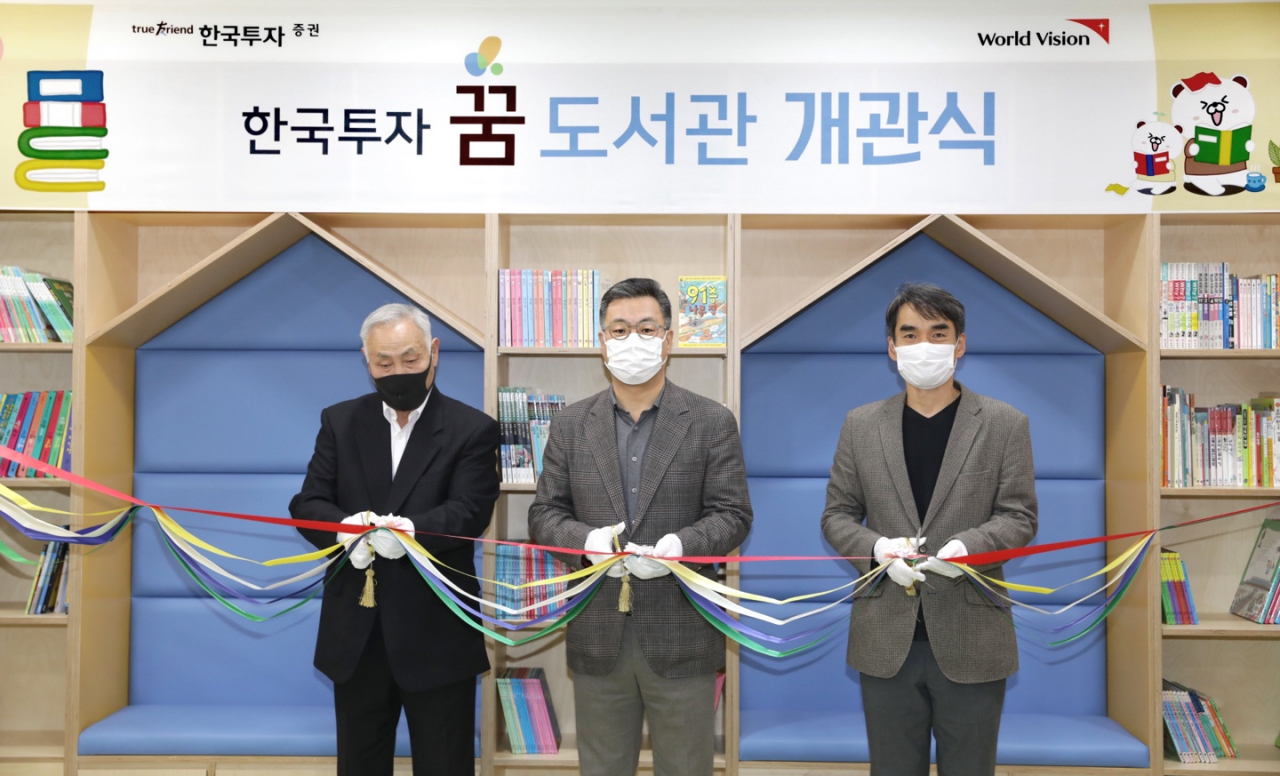 정일문(가운데) 한국투자증권 사장이 경기도 안성에서 열린 ‘한국투자 꿈 도서관 2호’ 개관식에서 테이프커팅을 하고 있다. [한국투자증권 제공]