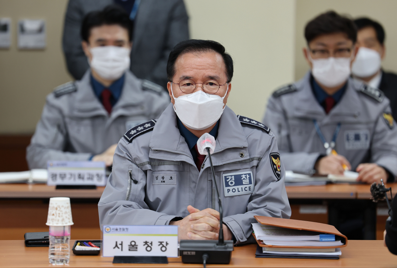 이태원 참사를 수사 중인 경찰 특별수사본부(특수본)는 2일 오전 10시 김광호(58) 서울경찰청장을 피의자로 소환해 조사한다.. 지난달 22일 오후 서울 종로구 서울시경찰청에서 열린 국민의힘 이태원 사고조사 및 안전대책특별위원회 방문회의에서 김광호 서울경찰청장이 발언하고 있다. [연합]