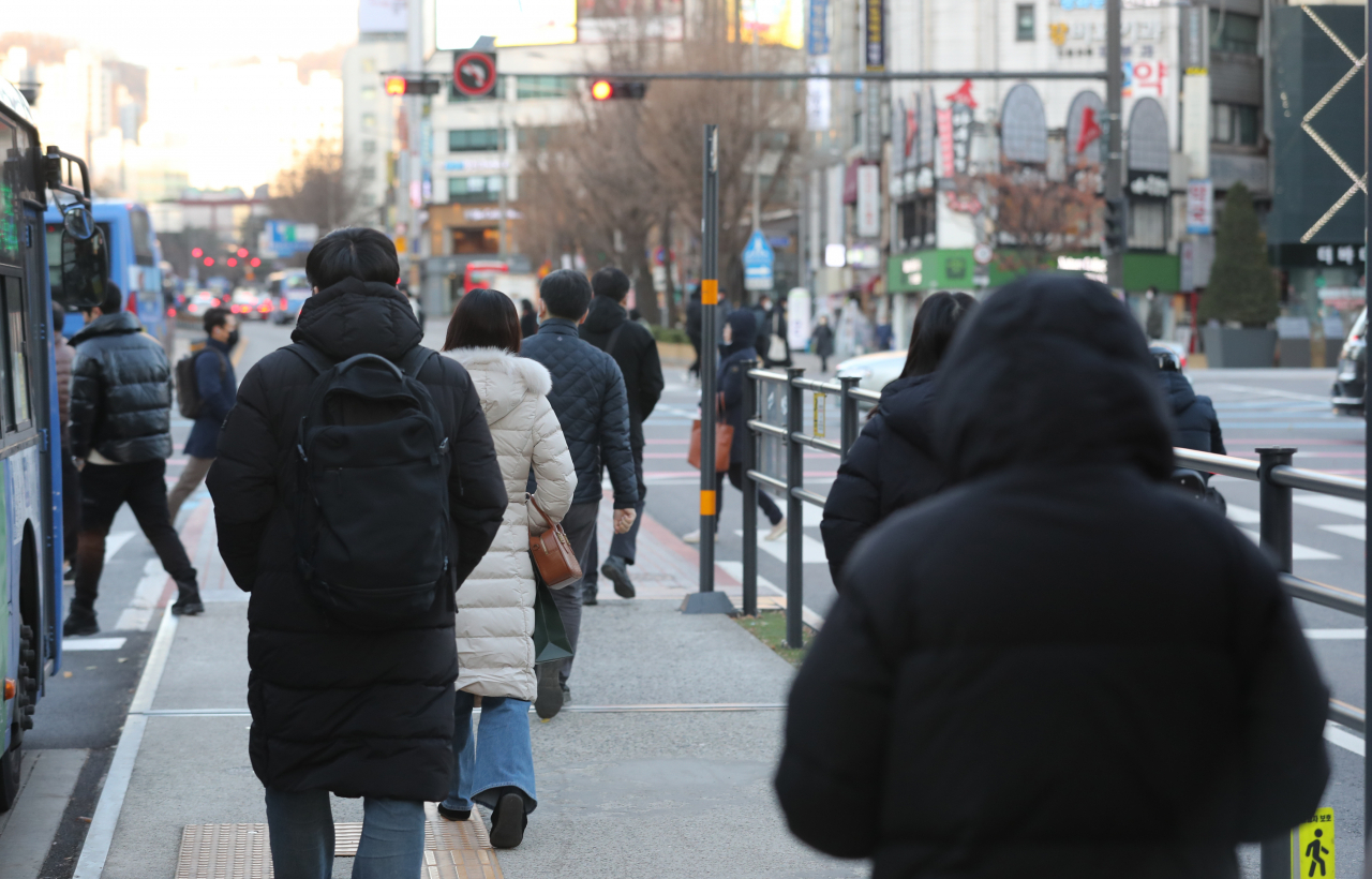 서울에 한파 경보가 내려진 지난 달 30일 오전 서울 광화문네거리에서 중무장 듯 옷을 차려입은 시민이 횡단보도로 걸어가고 있다. [연합]