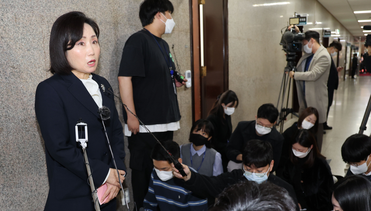 전주혜 국민의힘 의원이 15일 오전 서울 여의도 국회 국민의힘 원내대표실에서 열린 원내대표단-초선운영위원 간담회를 마치고 기자들에게 회의 내용을 설명하고 있다. [연합]