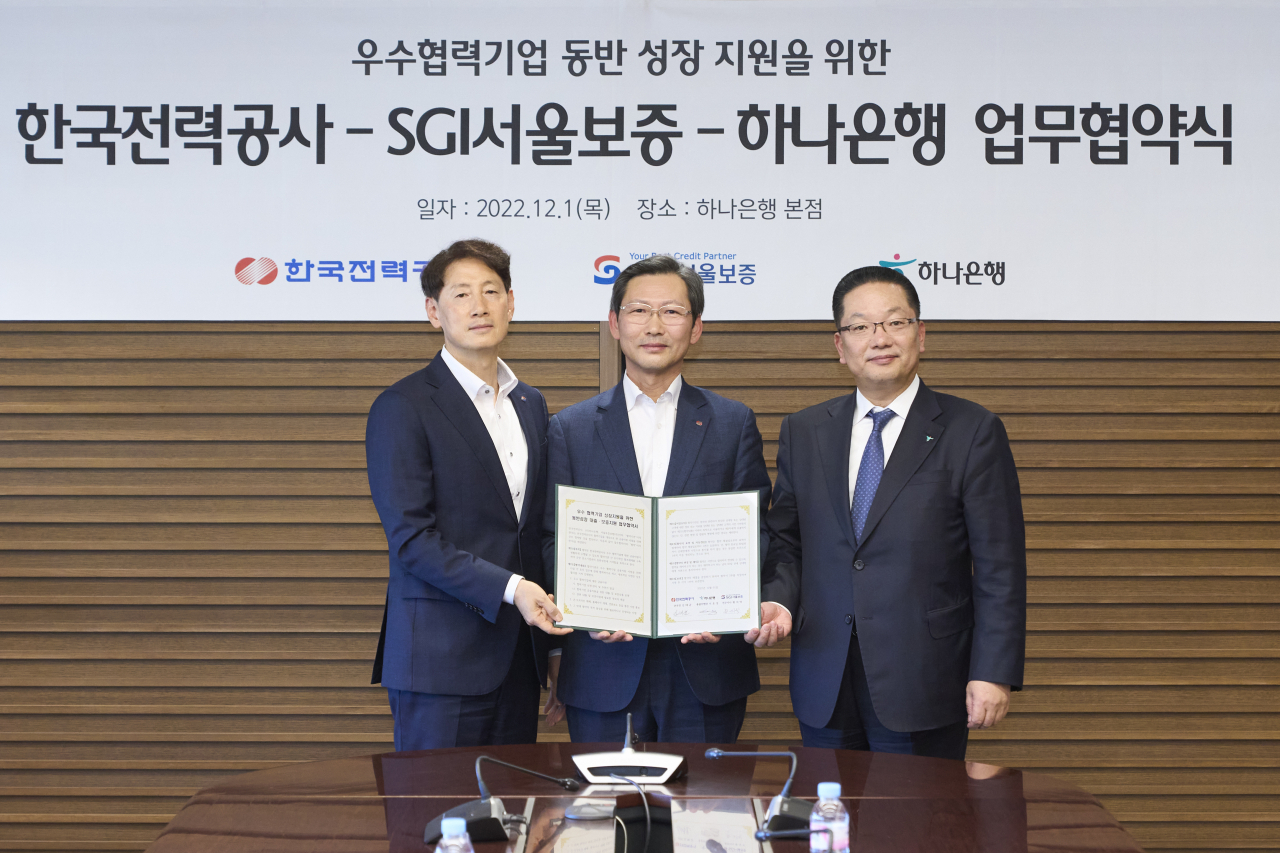 황의탁 SGI서울보증 전무이사(왼쪽)이 지난 1일 서울시 중구 하나은행 본점에서 김태균 한국전력공사 본부장(가운데), 이호성 하나은행 총괄부행장과 '한국전력공사 우수 협력기업 동반성장 지원을 위한 업무협약' 체결 후 기념촬영을 하고 있다. [SGI서울보증 제공]