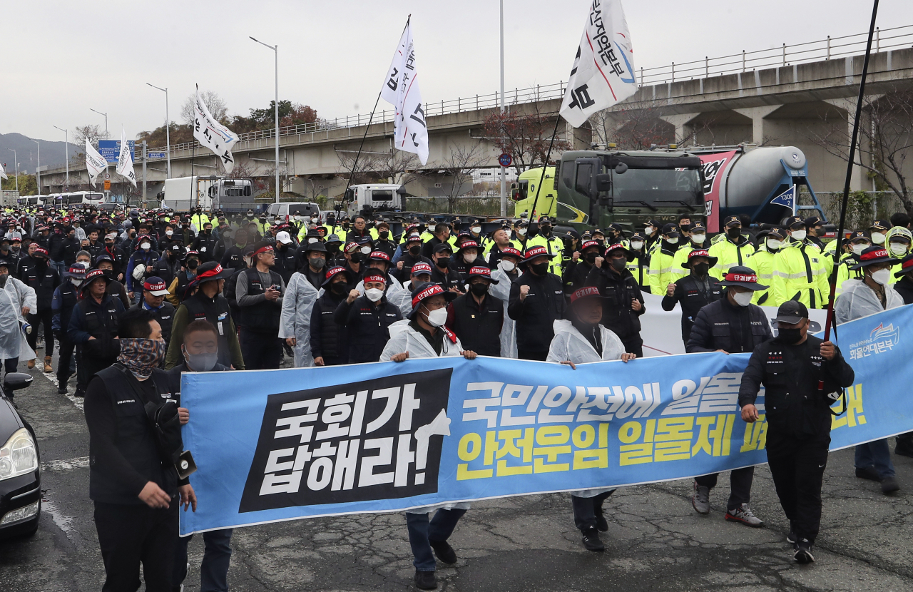 화물연대본부 총파업 엿새째인 29일 오후 부산 강서구 부산신항 삼거리에서 조합원들이 화물연대 부산본부 결의대회를 갖고 거리행진을 펼치고 있다. 연합뉴스