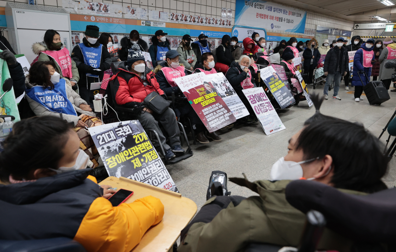 전국장애인차별철폐연대(전장연) 회원들이 국제 장애인의 날을 하루 앞둔 2일 오전 서울 4호선 삼각지역에서 지하철 탑승 시위 시작 전 기자회견을 열고 있다. ‘정부 셧다운’ 우려가 점차 커지고 있다. 2023년 본예산 처리기한인 2일에도 여야가 예산안을 두고 대치를 이어가고 있기 때문이다. 준예산이 편성되면 법률상 의무지출과 기관 운영비 정도만 사용할 수 있다. 각종 복지와 사회간접자본(SOC) 사업이 멈추면 피해는 국민에게 전가될 수밖에 없다. 특히, 저소득층과 일용직 계층에 큰 타격이 예상된다.이날 정치권과 정부에 따르면 여야는 내년도 예산안에 대한 막바지 협의를 이어 간다. [연합]