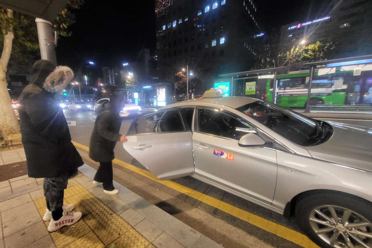 서울 택시요금 심야할증료율 인상 첫날인 1일 오후 11시경 광화문 일대에서 시민들이 택시를 타고 있다. [박지영 기자/park.jiyeong@]
