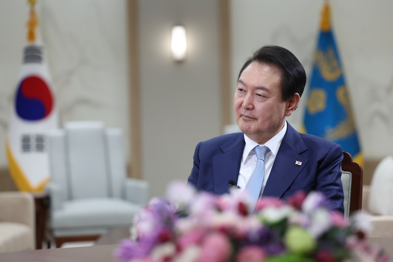 윤석열 대통령이 지난 28일 서울 용산 대통령실 청사 집무실에서 로이터 통신과 인터뷰를 하고 있다. [연합]
